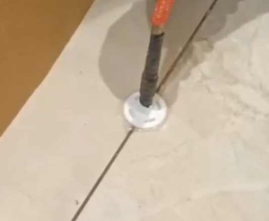 二道瓷砖空鼓维修公司专业解答瓷砖在铺贴过程中，如果没有涂抹均匀到位的粘结材料（如水泥砂浆或瓷砖胶），可能会导致以下问题