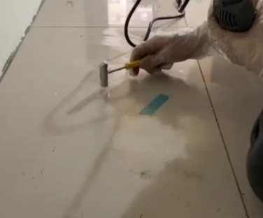 二道瓷砖开裂维修公司专业分享瓷砖在铺贴前如果没有沥干水分，将会导致以下问题